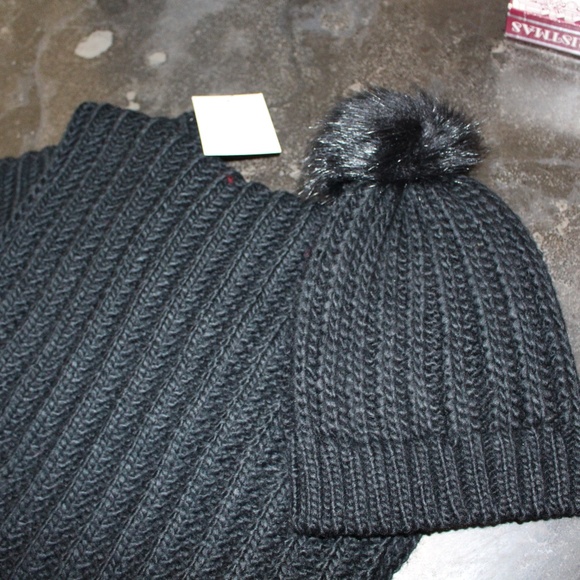 Jaanuu, Black cable knit pom pom beanie and key hole  scarf - Picture 11 of 12